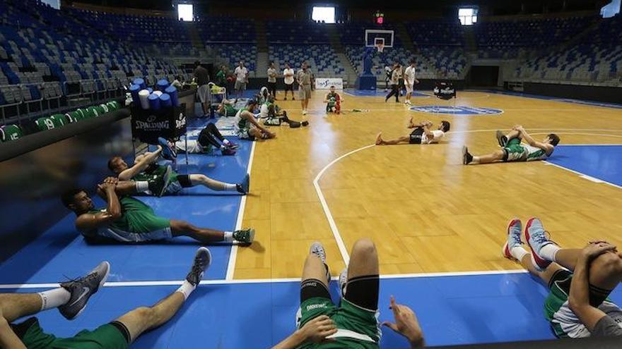 Los jugadores del Unicaja hacen estiramientos en un entrenamiento en el Martín Carpena.