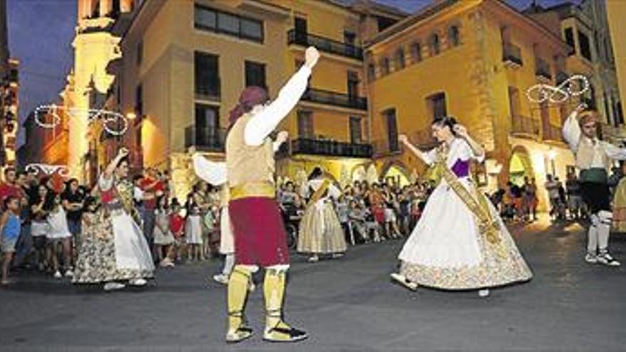 BALL DE PLAÇA CON LA REINA DE FIESTAS Y SUS DAMAS