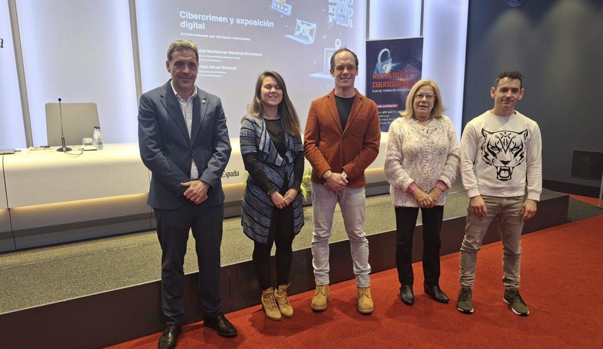 Por la izquierda, Javier Fernández Teruelo, Isabel Montserrat,  Thomas Woiczyk, y los investigadores Consuelo Martínez e Ignacio Fernández  Rua, ayer en el Club. | IRMA COLLÍN