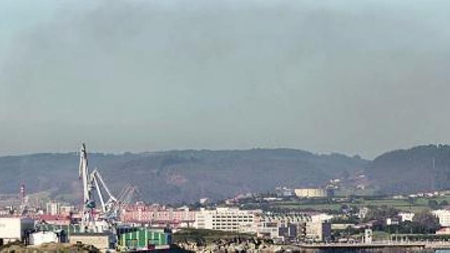 Una nube contaminante sobre la zona oeste de la ciudad, en una imagen tomada  el pasado día 20.  marcos león