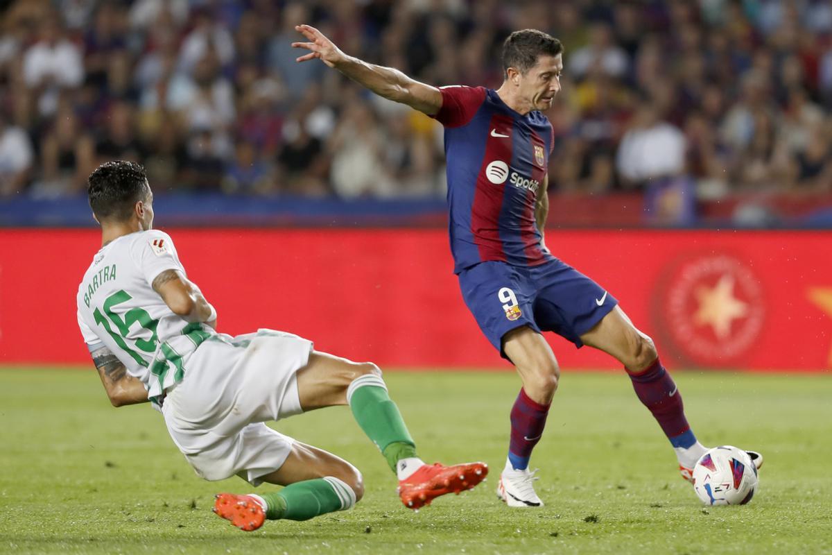 Marc Bartra, central del Real Betis, disputa un balón con Robert Lewandowski, del FC Barcelona.