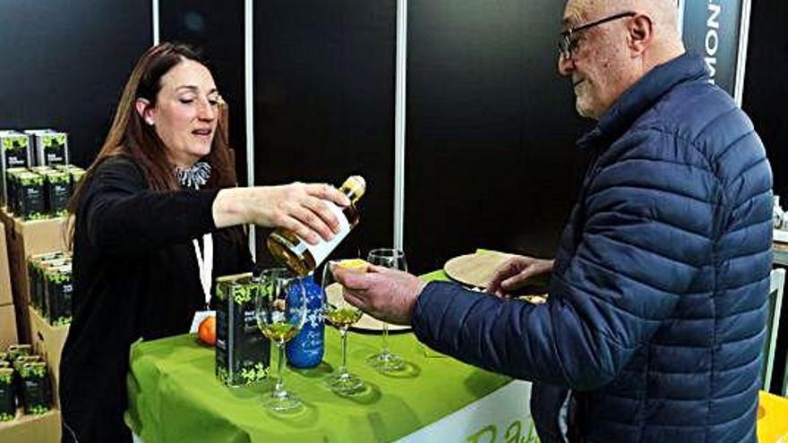 Un visitant fa un tast d&#039;oli en un dels estands