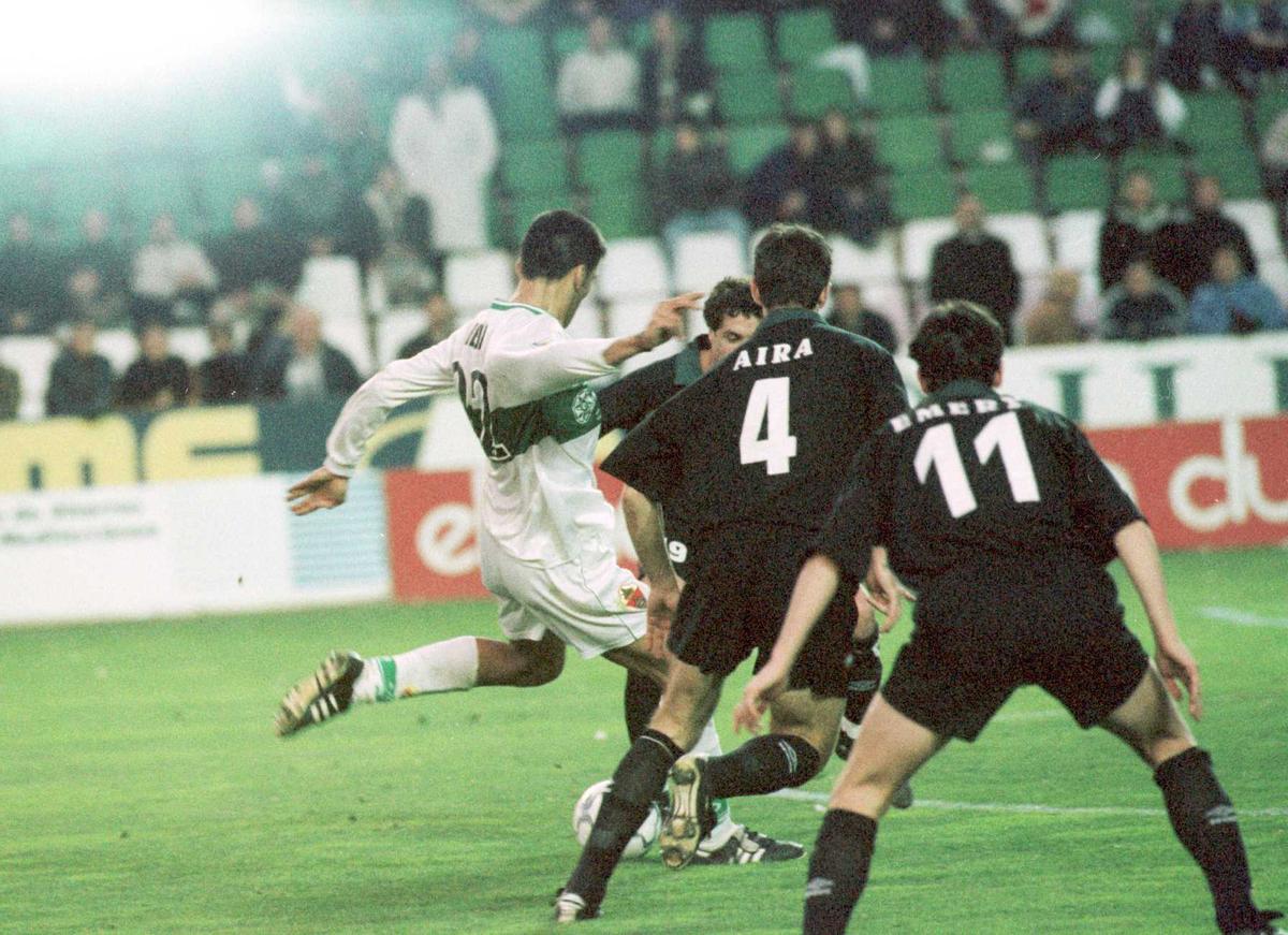 Benja intenta hacer un remate durante un partido contra el Racing de Ferrol, con Unai Emery como uno de sus defensas