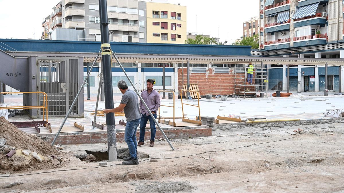 El Ayuntamiento está acometiendo ahora mismo la reforma de la plaza de los Pisos Azules, uno de los proyectos que mejoraría en plazos de adjudicación con el nuevo sistema de contratación