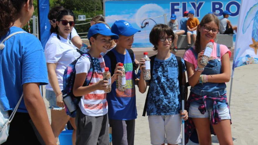 Escolares de Xàbia recogen más de 4.000 colillas de la playa del Arenal