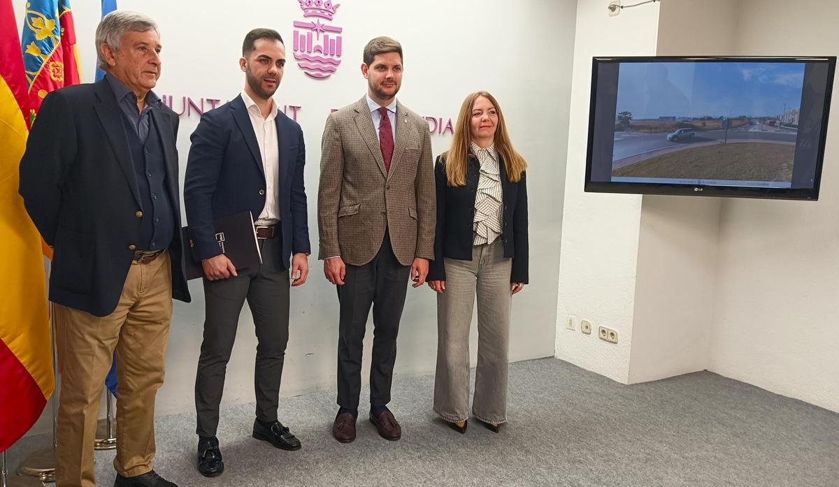 Inversor y promotor, a la izquierda, con el alcalde y la coordinadora de Urbanismo en rueda de prensa.