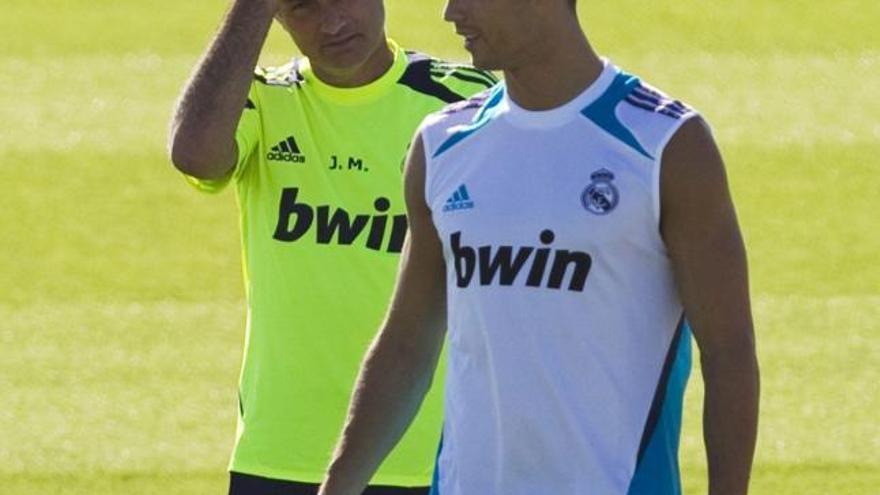 José Mourinho y Cristiano Ronaldo, en el entrenamiento de ayer.