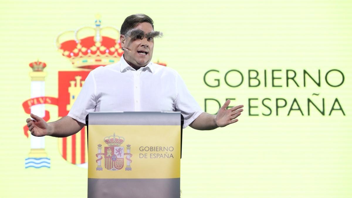 El actor utiliza pequeños detalles (como las cejas de Fernando Simón) para caracterizar a sus personajes.