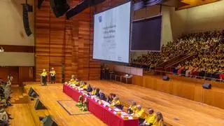 Trescientos futuros médicos celebran con una 'guardia' festiva su graduación en Santiago
