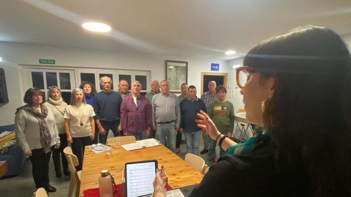 Virginia Fernández, en primer término, durante uno de los ensayos.