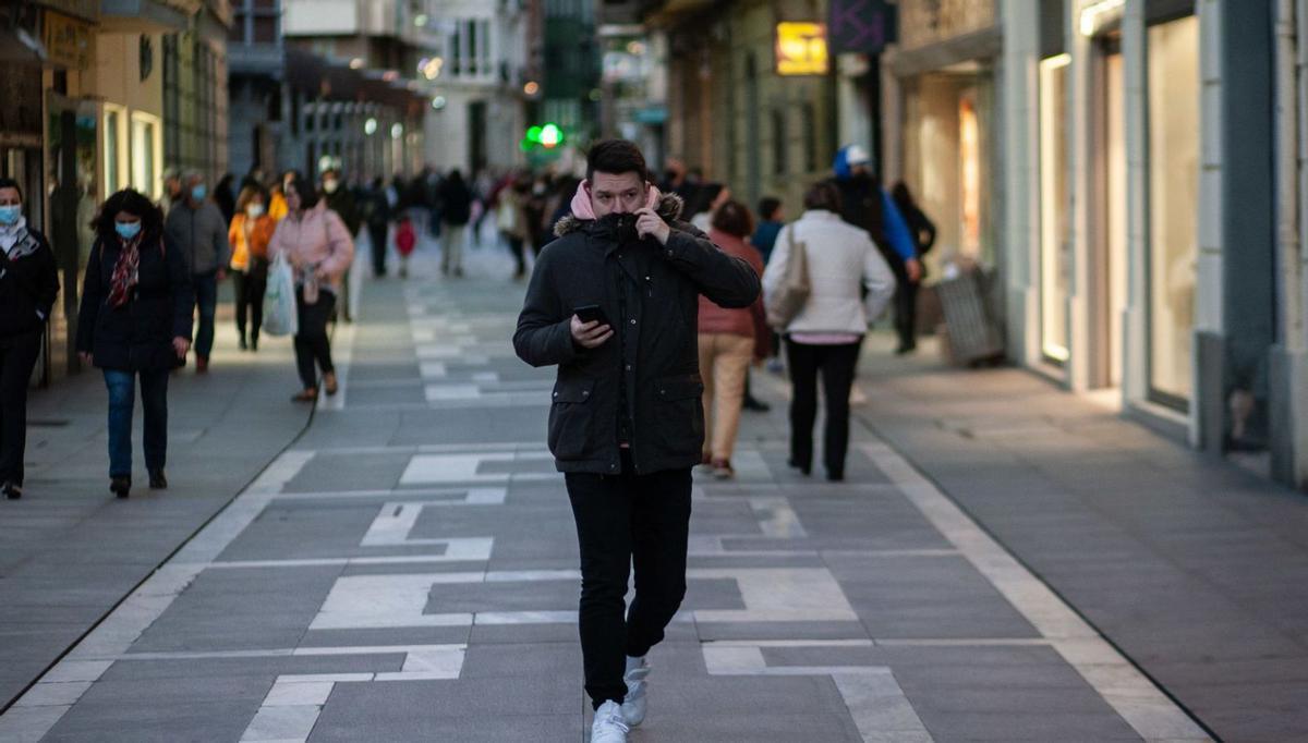 Un joven camina por la calle de Santa Clara. | Jose Luis Fernández