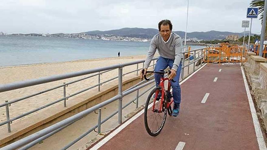 Rafel Artigues posa ayer en Palma con su bicicleta. Hoy viaja con destino a Marruecos.