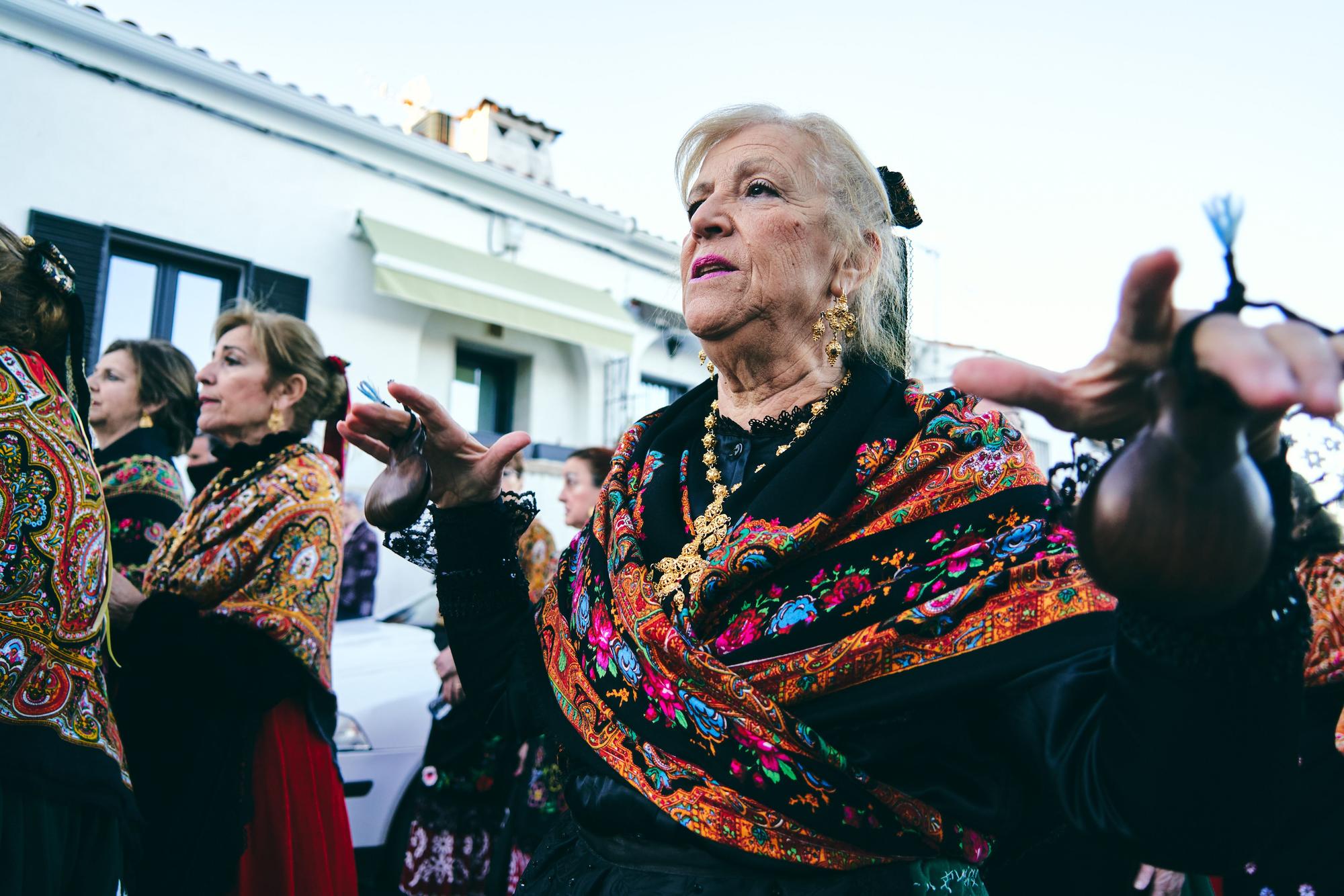 Miles de cacereños celebran San Blas congregándose en la explanada de su ermita