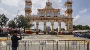 Todo preparado en el recinto ferial para que este domingo a la medianoche arranque la Feria de Abril de Sevilla.