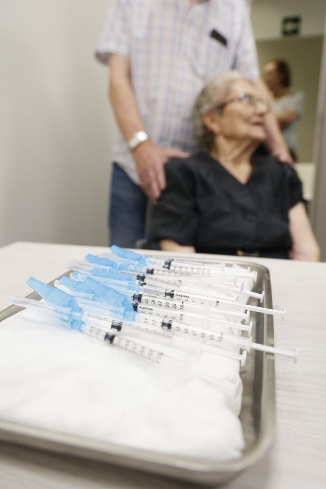La campaña de vacunación 2023-2024 contra la gripe y la covid-19 arranca inmunizando a los más vulnerables