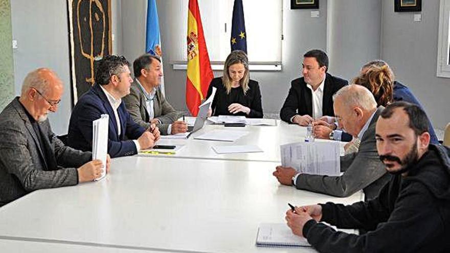 Representantes de Xunta, Diputación, consorcio provincial y sindicatos en el pleno que se celebró ayer.