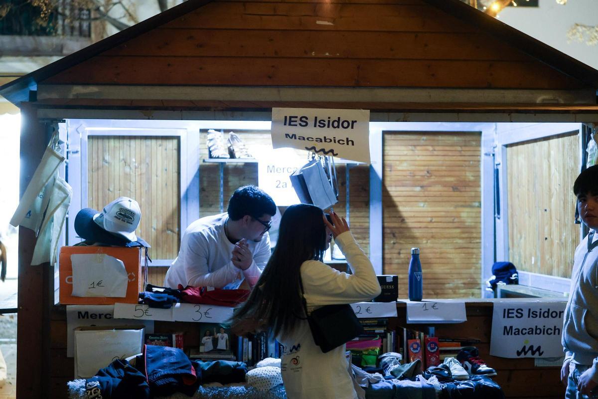 Una de les casetes amb mercadet de segona mà.