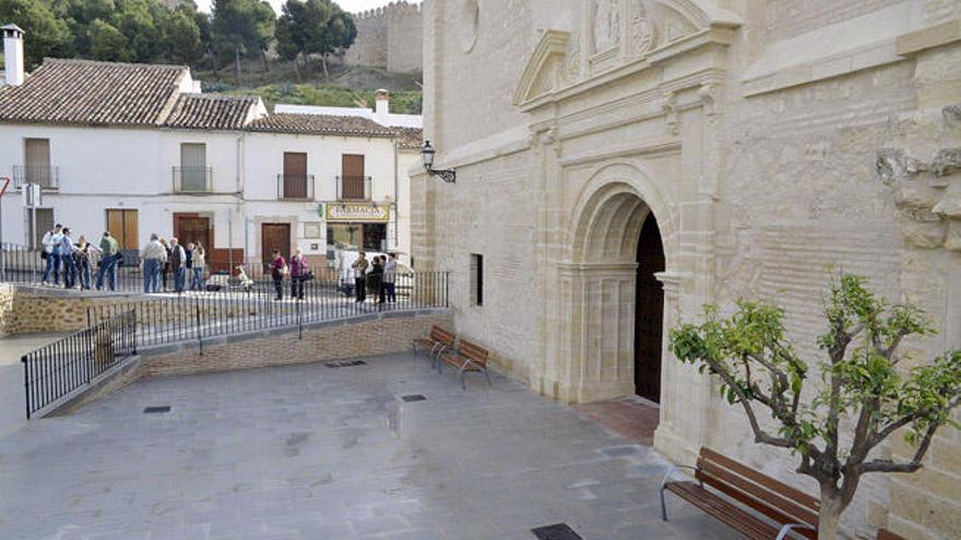 La entrada principal del templo luce radiante tras ser desenterrada y acompañada con una plaza y una fuente nazarí que recuerdan los orígenes árabes.