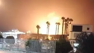 Pavoroso incendio industrial en Alzira con desalojo de viviendas