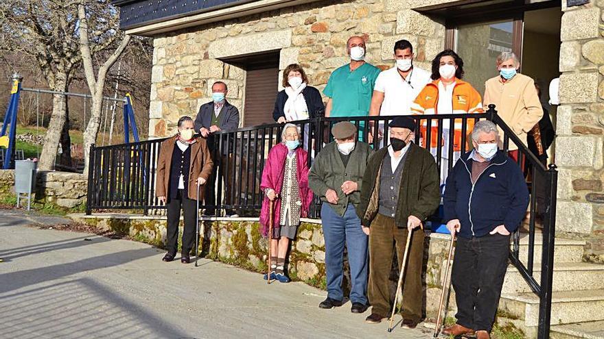 Los vecinos vacunados en Villanueva de la Sierra, en el consultorio.