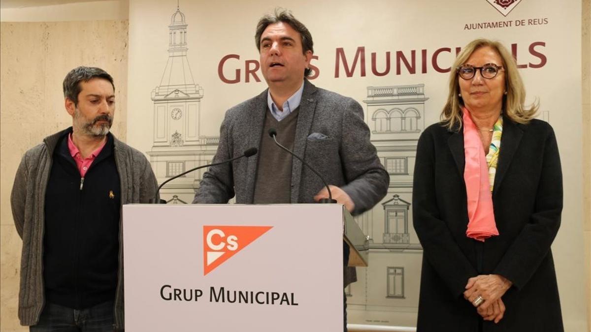 Los concejales de Ciudadanos en Reus Guillermo Figueras,  Juan Carlos Sánchez y Pepa Labrador, este martes en una rueda de prensa.