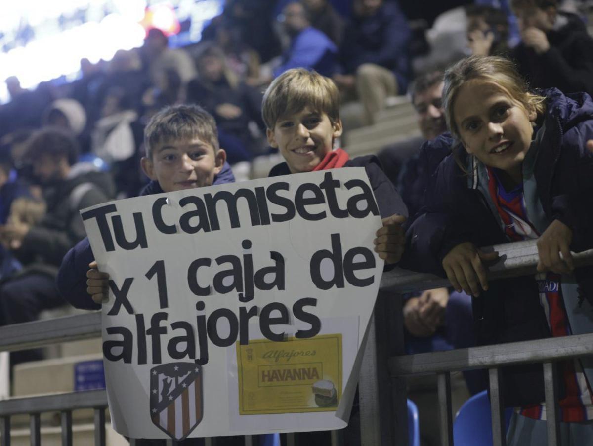 Aficionados del Atlético pidiendo una camiseta de uno de los jugadores. | G.B.