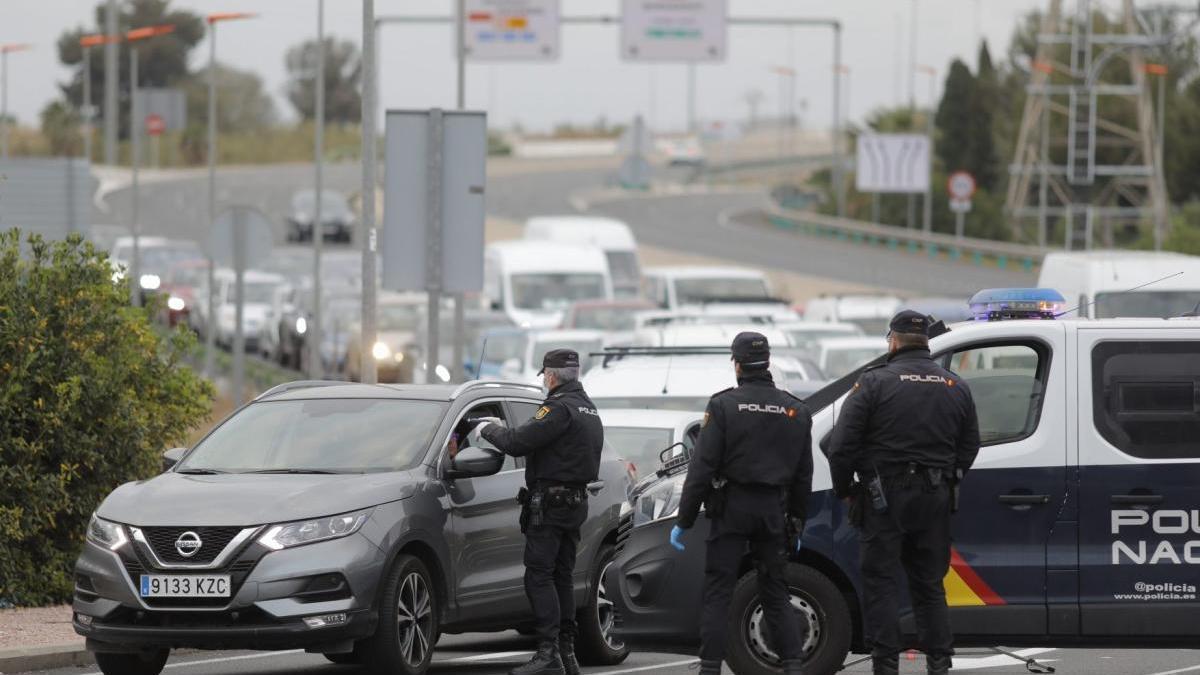 Control policial en València durante el estado de alarma.