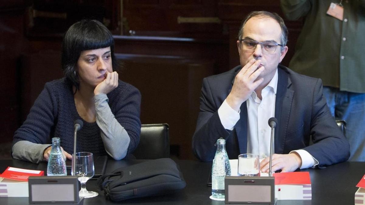 La diputada de la CUP Anna Gabriel y el de Junts pel Sí Jordi Turull, en una reunión de la Junta de Portavoces del Parlament.