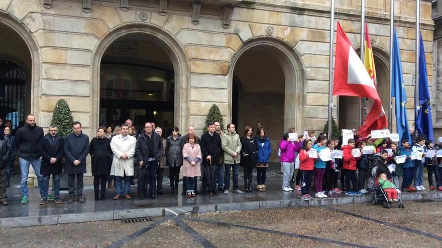 Gijón guarda un minuto de silencio por los fallecidos en los atentados en Bruselas