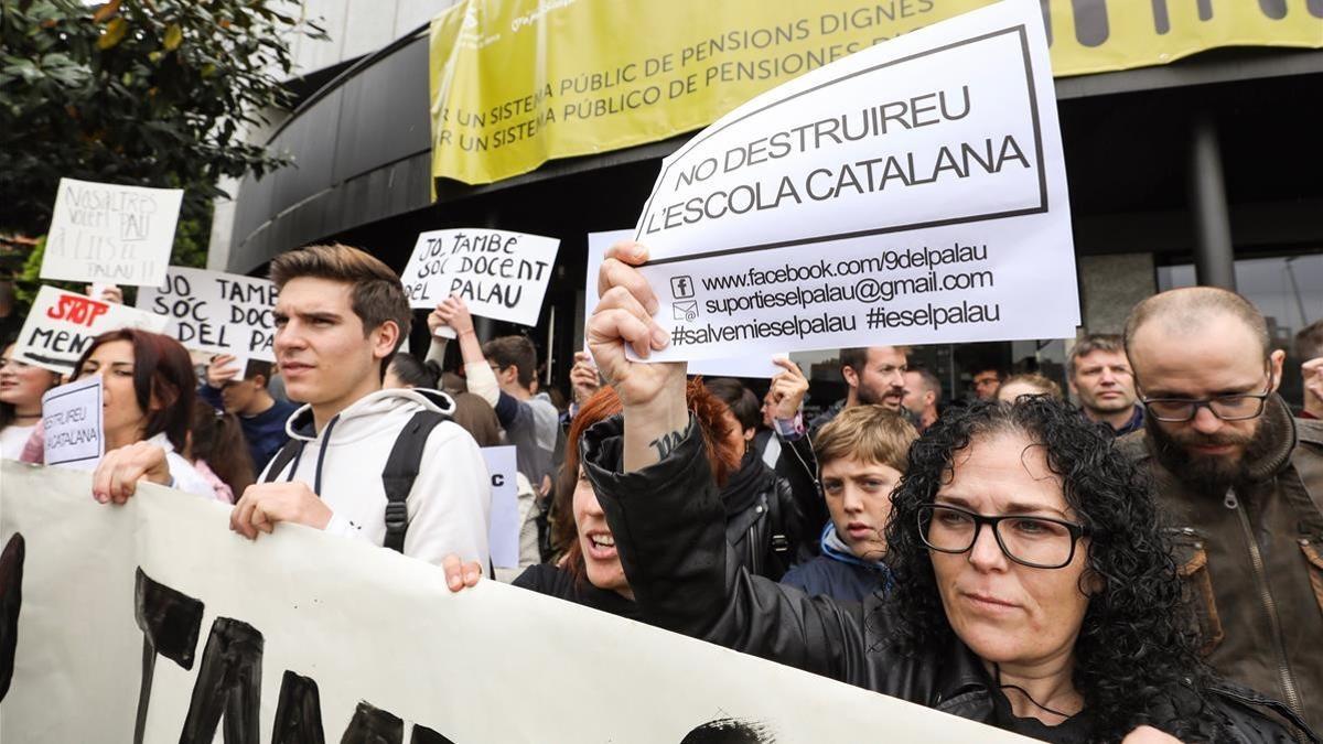 Manifestación en solidaridad de los profesores del IES Palau, en Sant Andreu de la Barca.