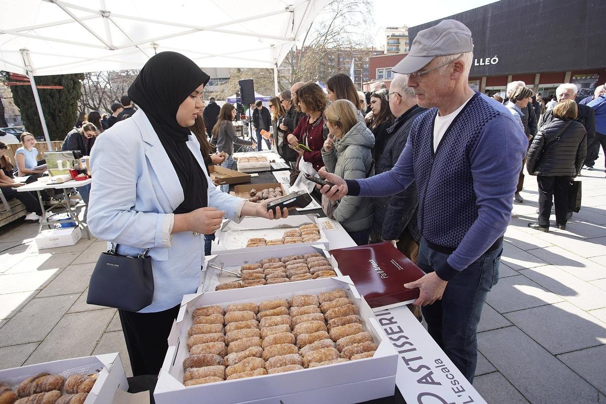 Els assistents han pogut tastar els xuixos guanyadors d'anys anteriors.