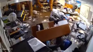Un vídeo capta la entrada violenta del agua en un negocio durante la inundación en Ruidoso, Nuevo México