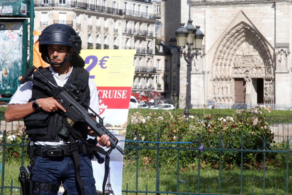 Ataque a un policía en Notre Dame