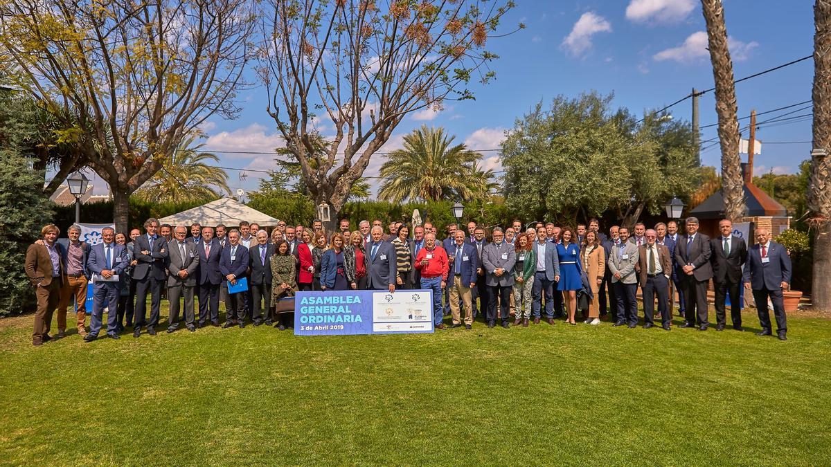 Foto de familia de la Asamblea General Ordinaria de AEFA celebrada en el año 2019.