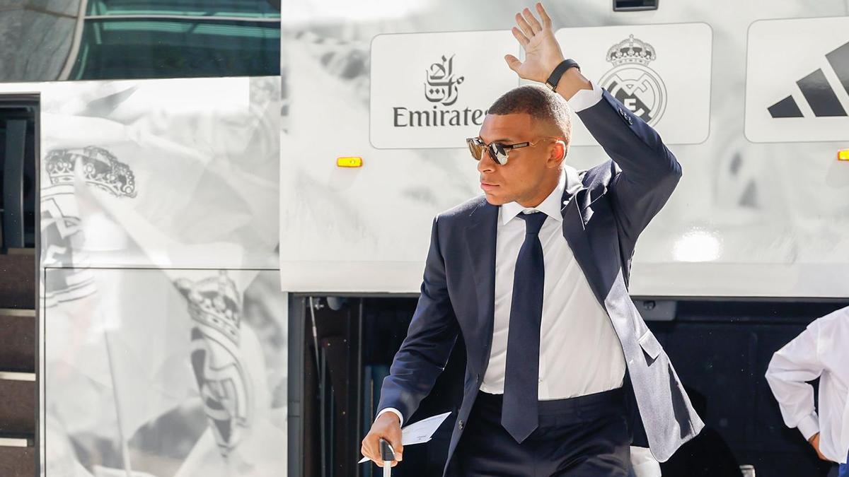 Kylian Mbappé, jugador del Real Madrid, a su llegada a Varsovia para la Supercopa de Europa.