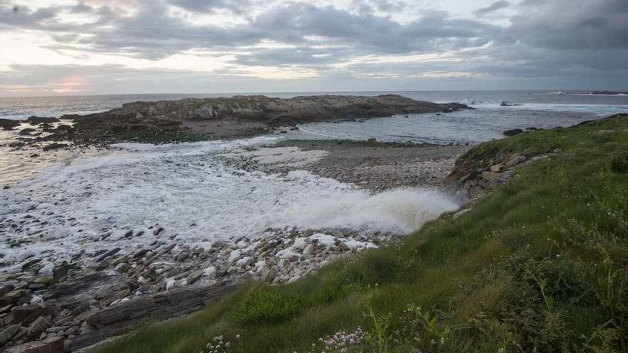 Vertido en la costa de la depuradora, en mayo de 2016.