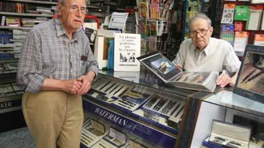 Los hermanos Sisternes en su local de Xàtiva