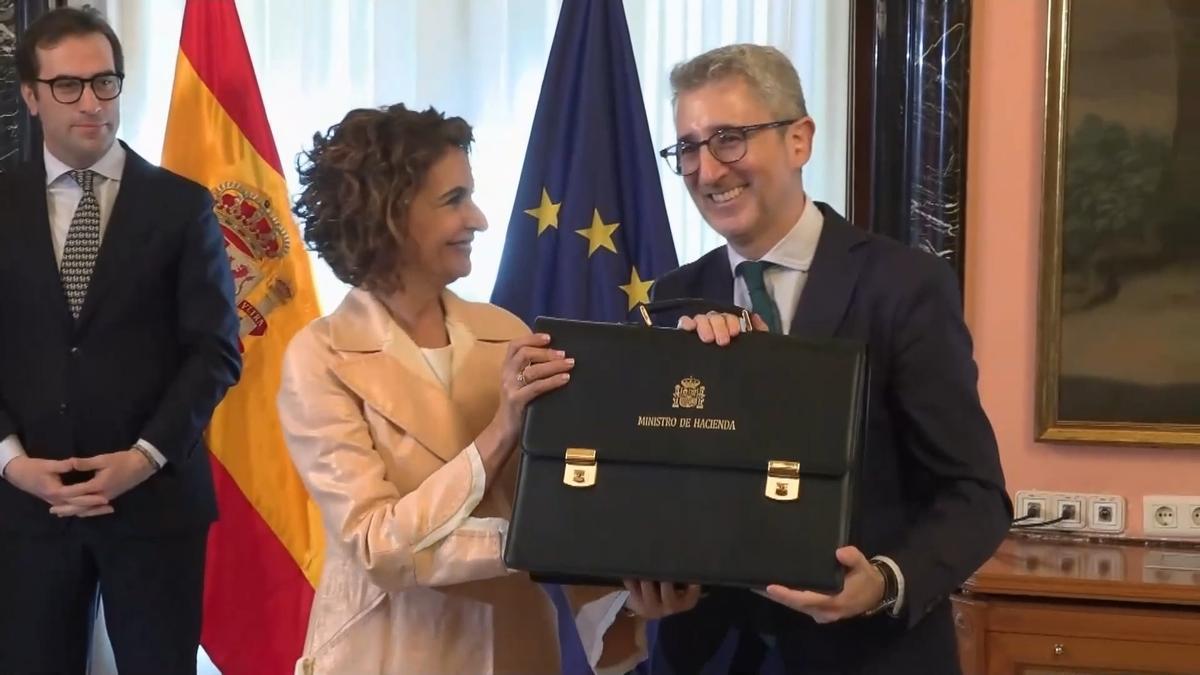 María Jesús Montero traspasa sus carteras a Carlos Cuerpo y Arcadi España