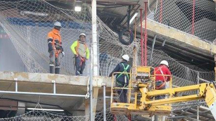 Obreros en la reforma de un establecimiento en Vila.