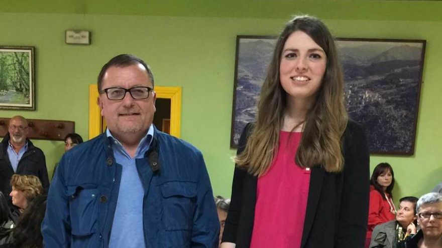 Jesús Iglesias, senador de IU, junto a Luisa María Rojo, candidata a la Alcaldía de Parres.