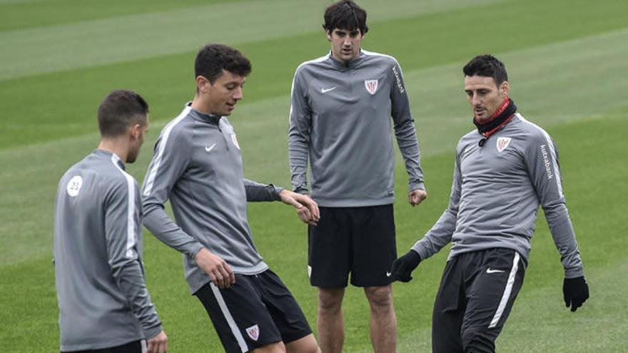 Aduriz (dcha.), en un entrenamiento en Lezama. // Miguel Toña