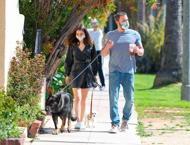 Ana de Armas y Ben Affeck con mascarillas