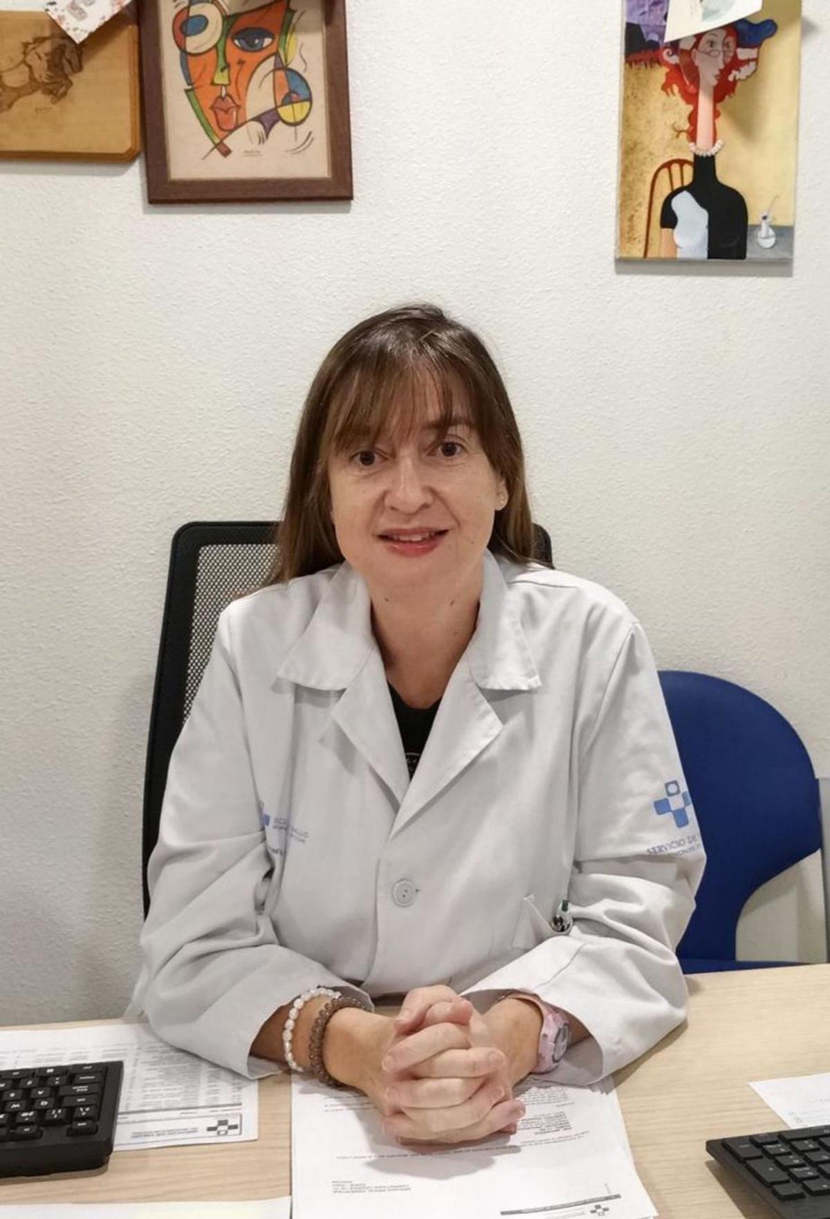 Esther González, en su despacho de Hematología de Cabueñes.  | LNE