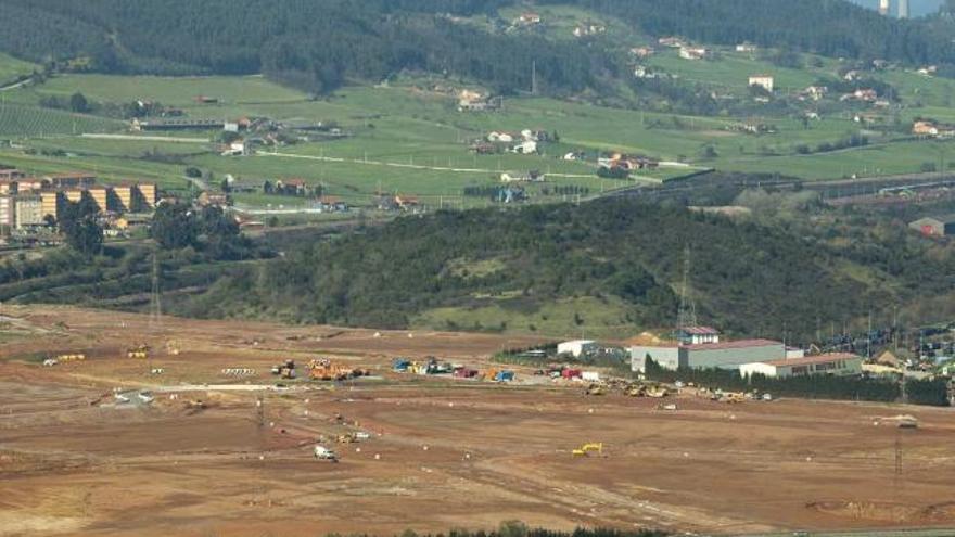 Primera fase de la Zalia, tras el viaducto de Serín de la «Y», bajo el que los vecinos proponen crear una rotonda para enlazar el área industrial con la autopista.
