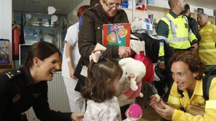 Los niños del Reina Sofía reciben la visita de policías y bomberos