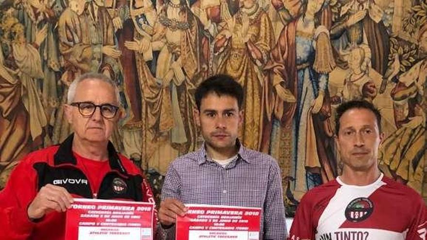 Representantes del club con el concejal de Deportes, Javier Vega