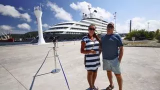 El megayate de lujo Scenic Eclipse II, con pasajes a 15.000 euros, hace parada en Avilés: "Es un lugar bonito y verde con un clima muy agradable"