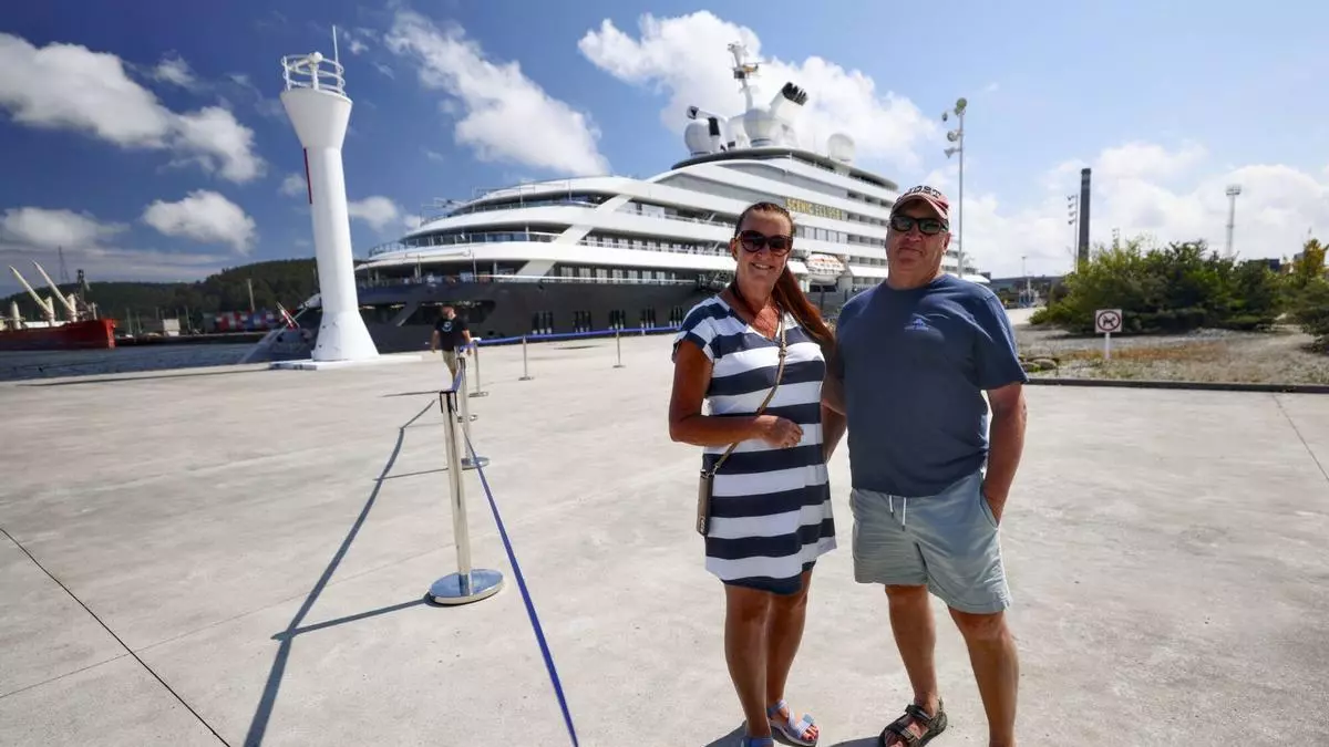 El megayate de lujo Scenic Eclipse II, con pasajes a 15.000 euros, hace parada en Avilés: "Es un lugar bonito y verde con un clima muy agradable"