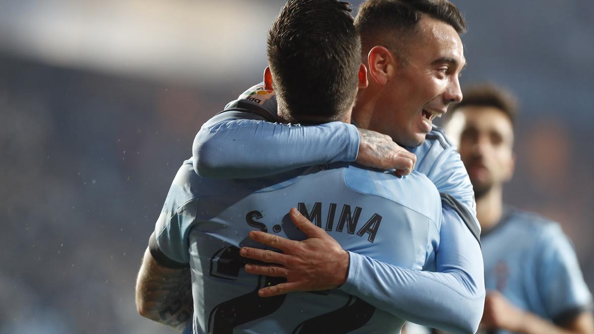 Aspas abraza a Mina tras un gol, en el partido entre el Celta y el Osasuna disputado en Balaídos.