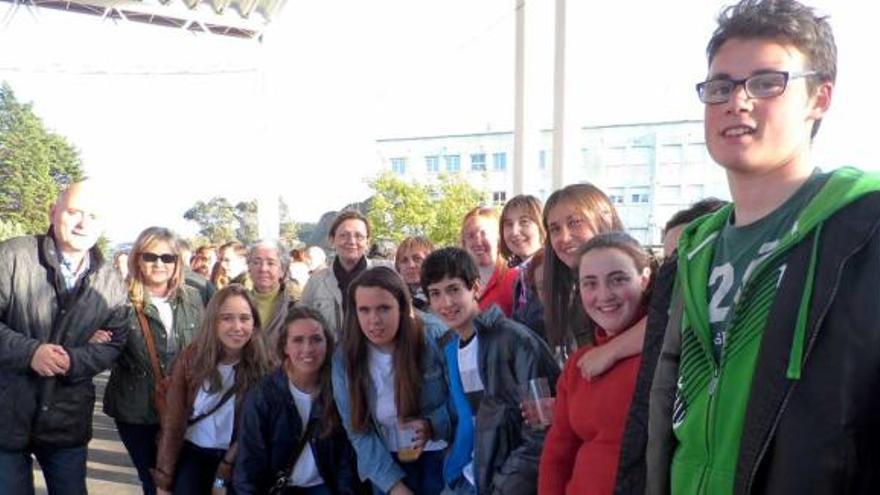 Profesores y alumnos, durante la fiesta celebrada ayer en el colegio Poeta Antón de Candás.